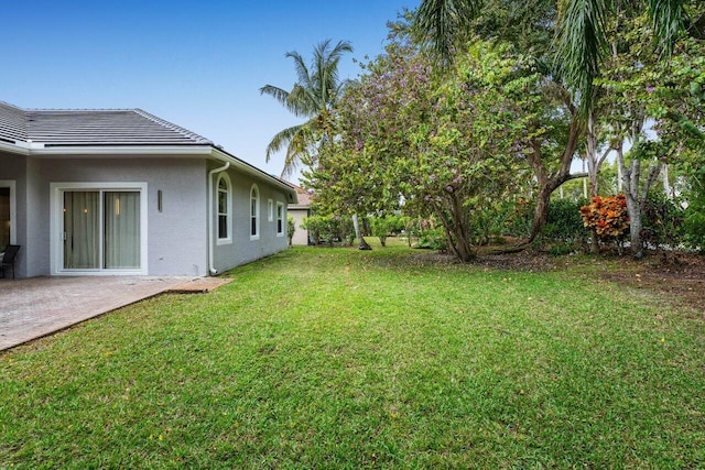 view of yard featuring a patio