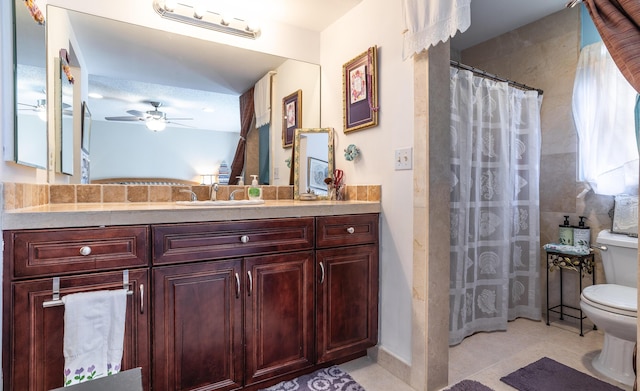 full bath featuring tile patterned flooring, toilet, vanity, a ceiling fan, and a shower with curtain