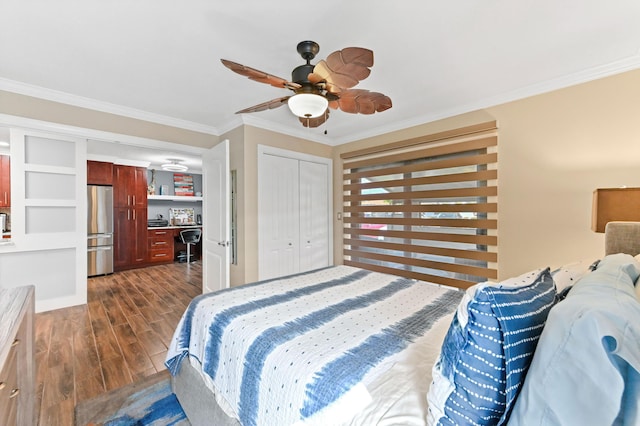 bedroom with ceiling fan, dark wood finished floors, crown molding, and freestanding refrigerator