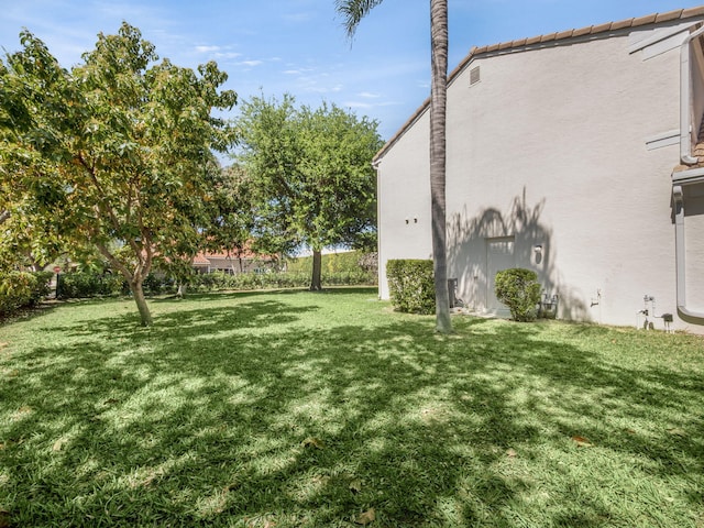 10282 Hunt Club Ln, Palm Beach Gardens, FL 33418 - view of grassy yard