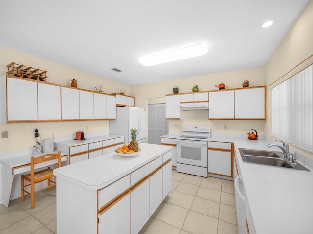 10282 Hunt Club Ln, Palm Beach Gardens, FL 33418 - kitchen with white appliances, a sink, under cabinet range hood, light countertops, and a center island