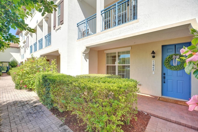 view of exterior entry featuring stucco siding