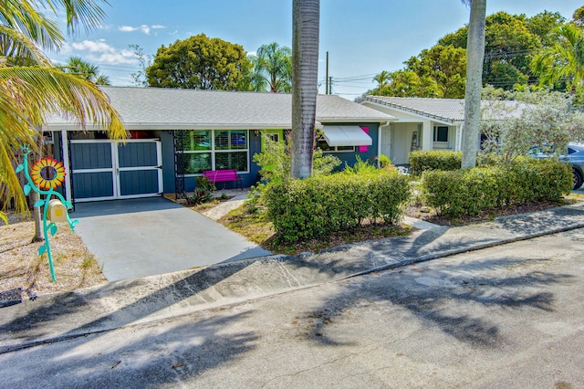 single story home with driveway