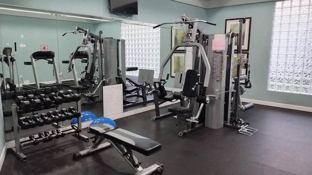 exercise room featuring baseboards