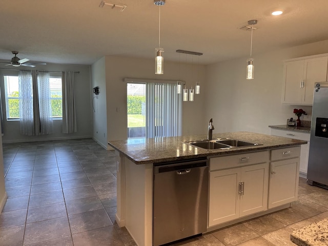 kitchen featuring a sink, a ceiling fan, visible vents, appliances with stainless steel finishes, and an island with sink
