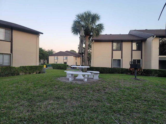 view of yard at dusk