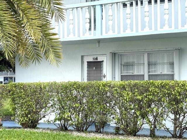 view of exterior entry featuring stucco siding