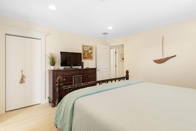 bedroom featuring visible vents, recessed lighting, crown molding, and light wood-style floors