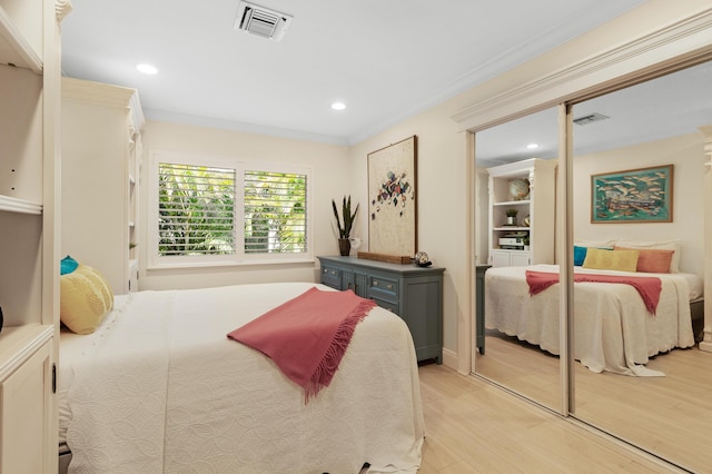 bedroom featuring crown molding, light wood-style flooring, recessed lighting, and visible vents