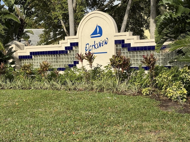 community / neighborhood sign featuring a yard