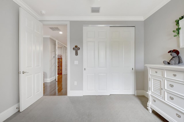 bedroom with baseboards, a closet, visible vents, and carpet flooring