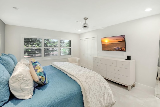 bedroom with baseboards, a closet, a ceiling fan, and recessed lighting