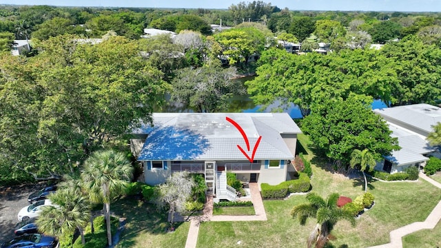 bird's eye view featuring a wooded view