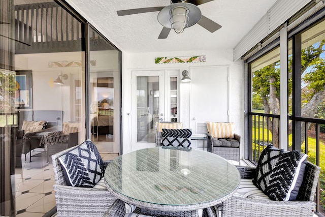 sunroom with ceiling fan