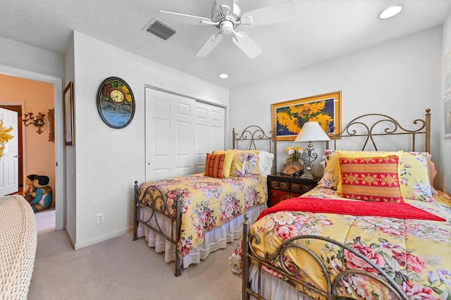 carpeted bedroom with baseboards, visible vents, ceiling fan, a closet, and recessed lighting