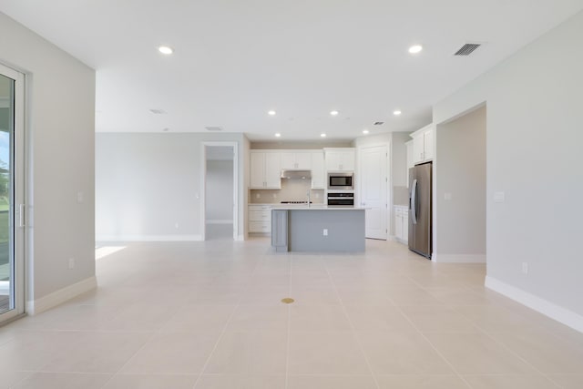 kitchen with stainless steel appliances, recessed lighting, visible vents, light countertops, and open floor plan