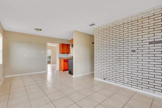 spare room featuring visible vents, baseboards, and light tile patterned floors