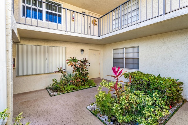 view of exterior entry featuring stucco siding