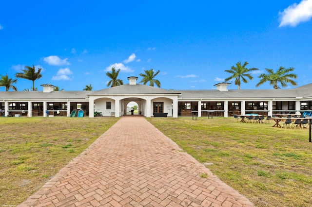 view of front of property featuring a front lawn