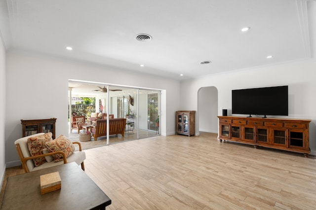 living room with recessed lighting, visible vents, baseboards, light wood finished floors, and crown molding