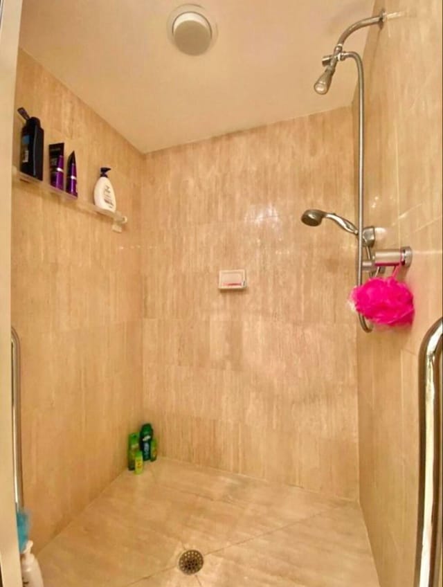 bathroom featuring a tile shower