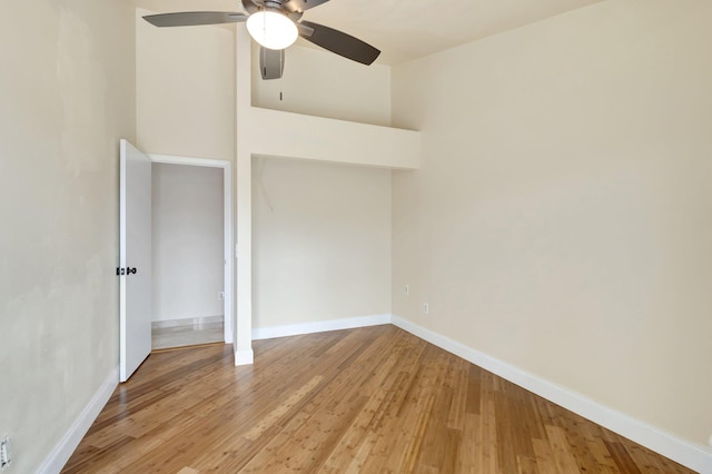 unfurnished bedroom featuring light wood-style floors, ceiling fan, and baseboards