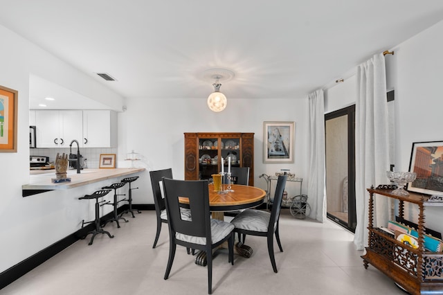 dining area with visible vents and baseboards