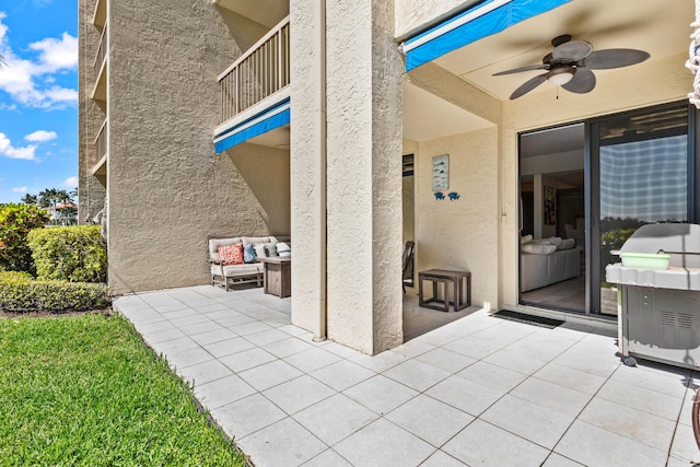 view of patio with ceiling fan and outdoor lounge area