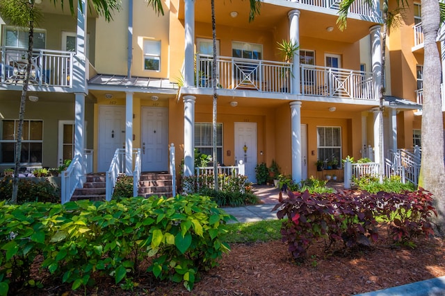 view of front facade featuring stucco siding