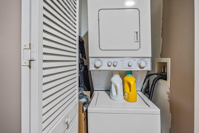 washroom with laundry area and stacked washer / drying machine