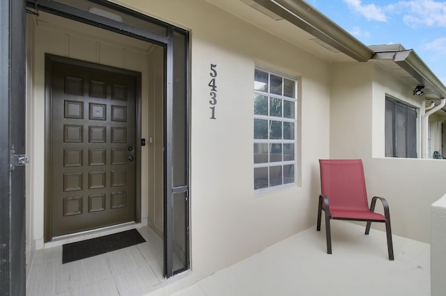 entrance to property with stucco siding