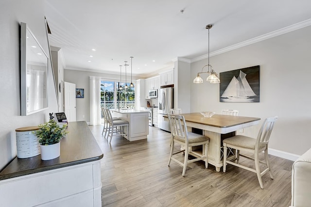 dining space with baseboards, ornamental molding, recessed lighting, and light wood-style floors