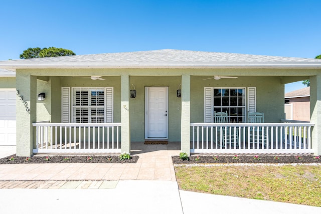 view of front of property featuring stucco siding, covered porch, and a ceiling fan