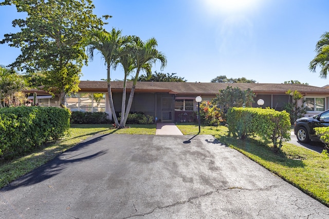 single story home featuring a front yard and driveway