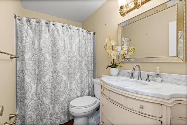 full bathroom featuring a shower with shower curtain, toilet, and vanity