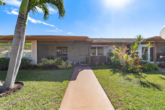 ranch-style house featuring a front yard