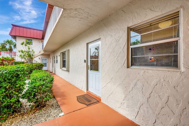 property entrance featuring stucco siding