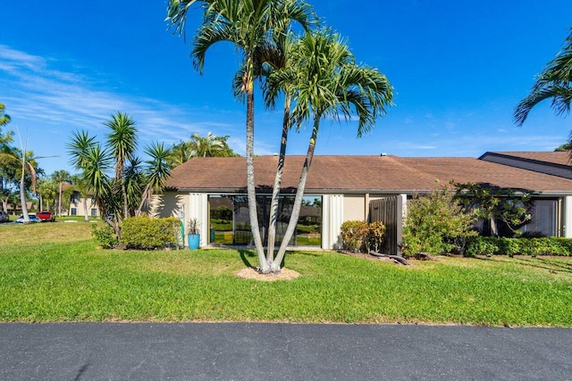 view of front of house featuring a front yard