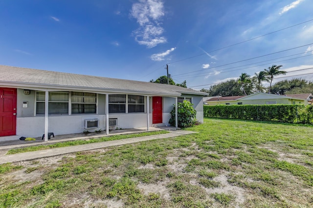 single story home with a front lawn