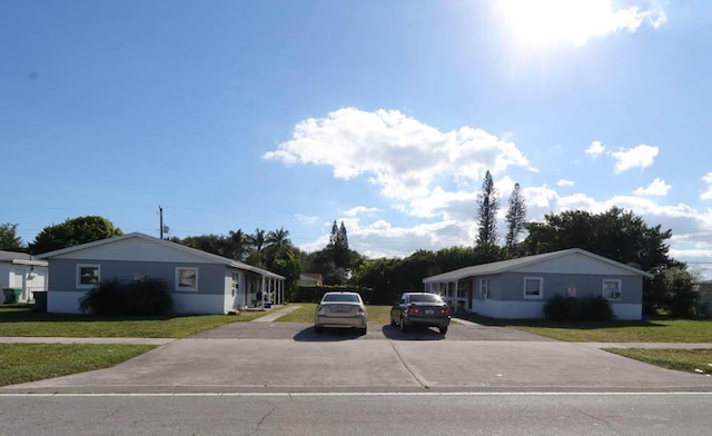 view of front of property featuring a front lawn