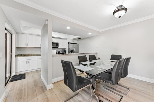 dining room featuring recessed lighting, baseboards, light wood-style floors, and crown molding