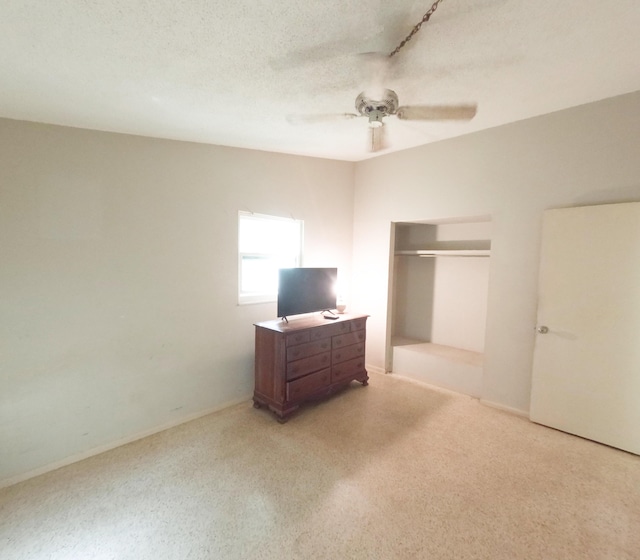 bedroom with a textured ceiling, a ceiling fan, and a closet