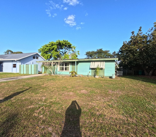 view of front facade featuring fence and a front yard