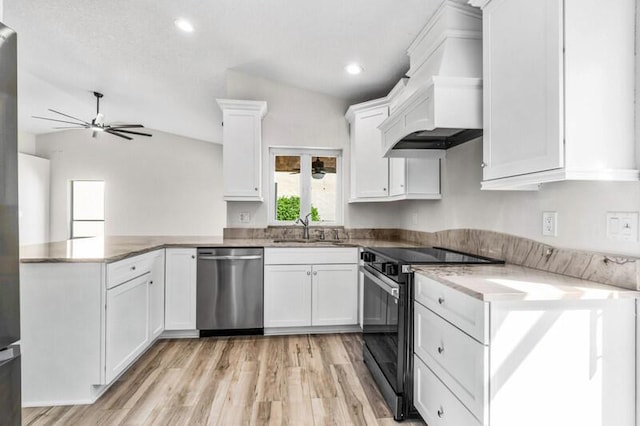 kitchen featuring stainless steel appliances, a sink, a peninsula, and a ceiling fan