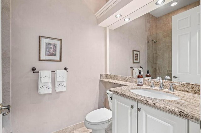 full bath with recessed lighting, tiled shower, toilet, and vanity