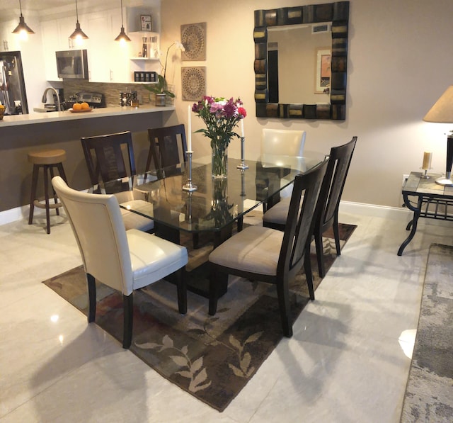 dining space featuring visible vents and baseboards