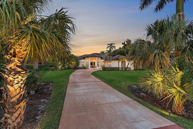 view of front facade featuring a front lawn