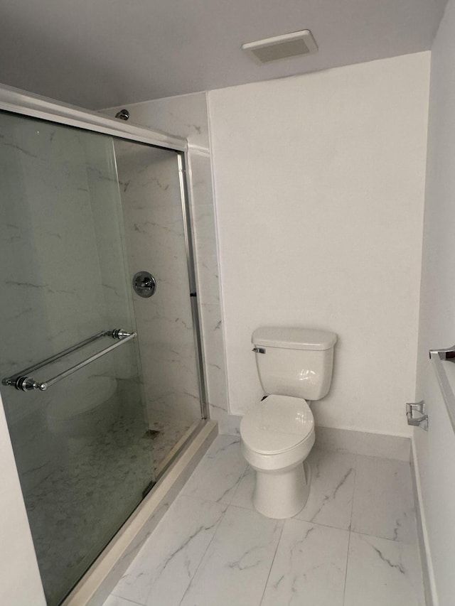 full bath with marble finish floor, a marble finish shower, visible vents, toilet, and baseboards