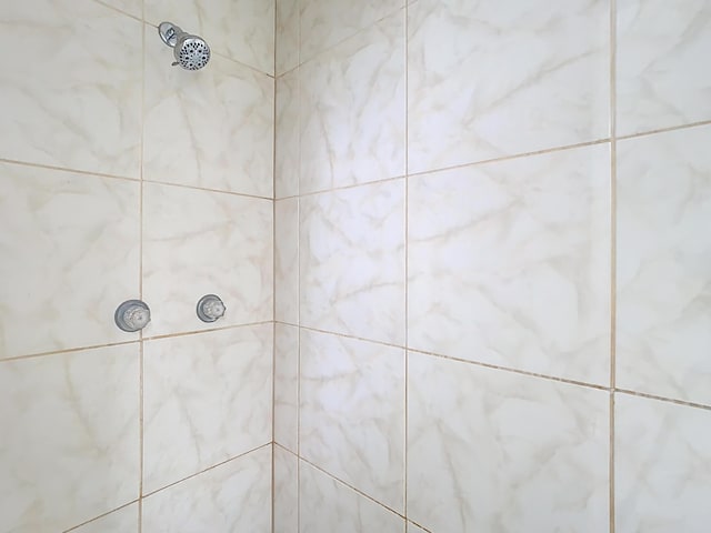 room details featuring a tile shower