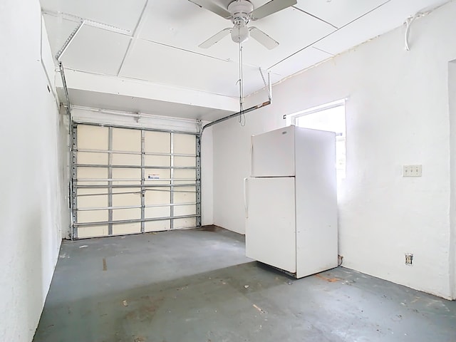 garage featuring ceiling fan and freestanding refrigerator